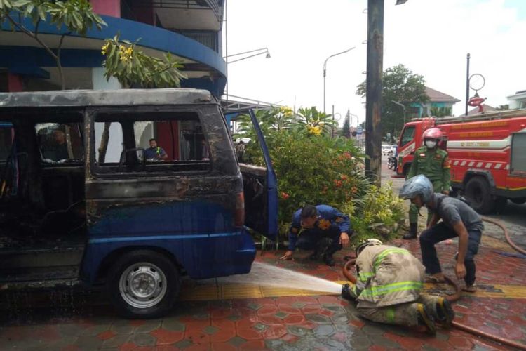 Kondisi minibus di Kota Solo yang hangus terbakar, Sabtu (26/2/2022)