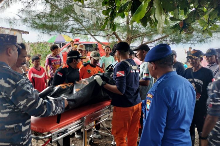 Petugas saat mengevakuasi nelayan yang ditemukan tewas mengapung di laut dengan baju pelampung