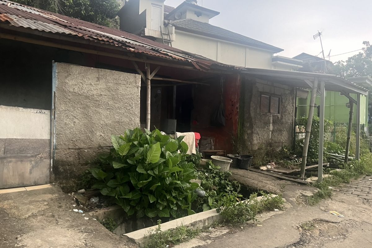 Rumah lokasi penusukan terhadap ibu-ibu bernama Titin (55) yang dilakukan oleh remaja pria berinisial T (17) di Gang Pasama RT 003 RW 007, Kelurahan Ciwaringin, Kecamatan Bogor Tengah, Kota Bogor, tampak sepi.