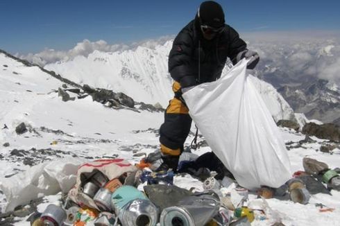 Kiat Mengelola Sampah Saat Mendaki Gunung
