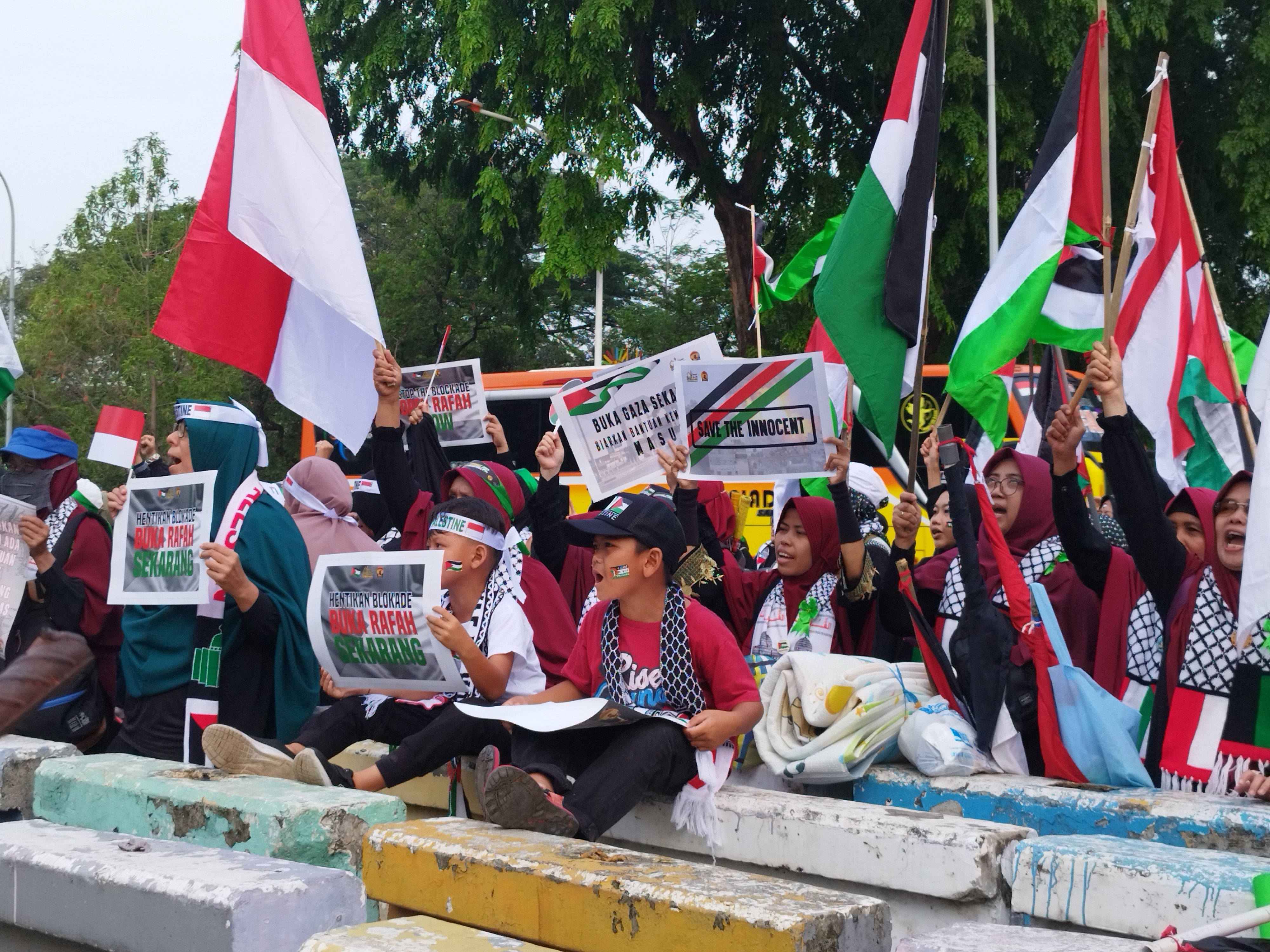 Aksi Bela Palestina di Depan Kedubes AS Bubar, Jalan Medan Merdeka Selatan Kembali Dibuka