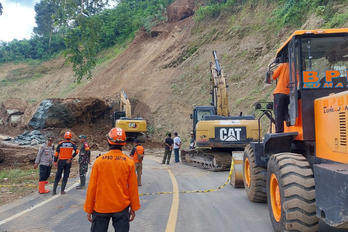 4 alat berat diterjunkan untuk bersihkan longsor di Piket Nol Lumajang, Jumat (28/2/2025)