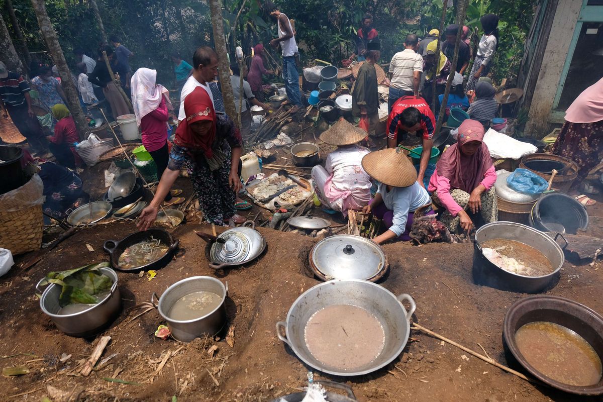 Warga memasak daging kambing saat tradisi Nyadran Keramat di Dusun Pete, Kembangsari, Kandangan, Temanggung, Jawa Tengah, Jumat (25/3/2022). Warga setempat rutin menggelar tradisi Nyadran Keramat setiap dua tahun sekali pada Jumat Kliwon bulan Ruwah dengan menyembelih puluhan ekor kambing sebagai bentuk penghormatan kepada tokoh zaman kerajaan Mataram Ki Joyokusumo yang dipercaya sebagai pendiri desa sekaligus sebagai wujud rasa syukur kepada Tuhan YME atas kemakmuran dan kesejahteraan.