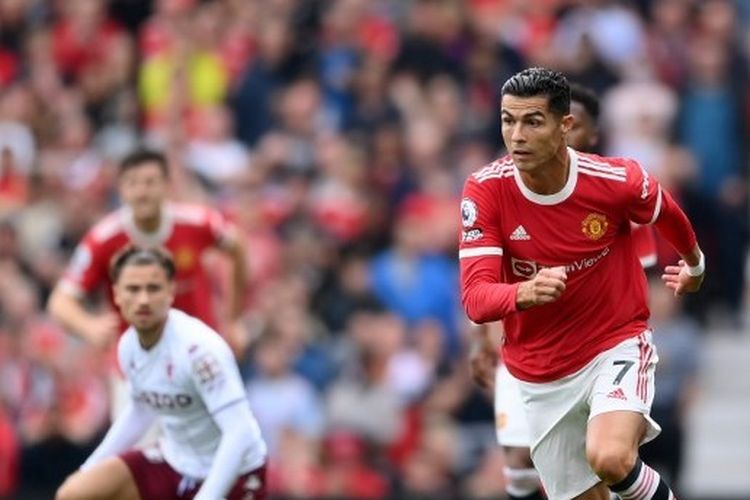 Bintang Manchester United, Cristiano Ronaldo, berlari dalam pertandingan Premier League antara Man United vs Aston Villa di Old Trafford, Sabtu (25/9/2021). 