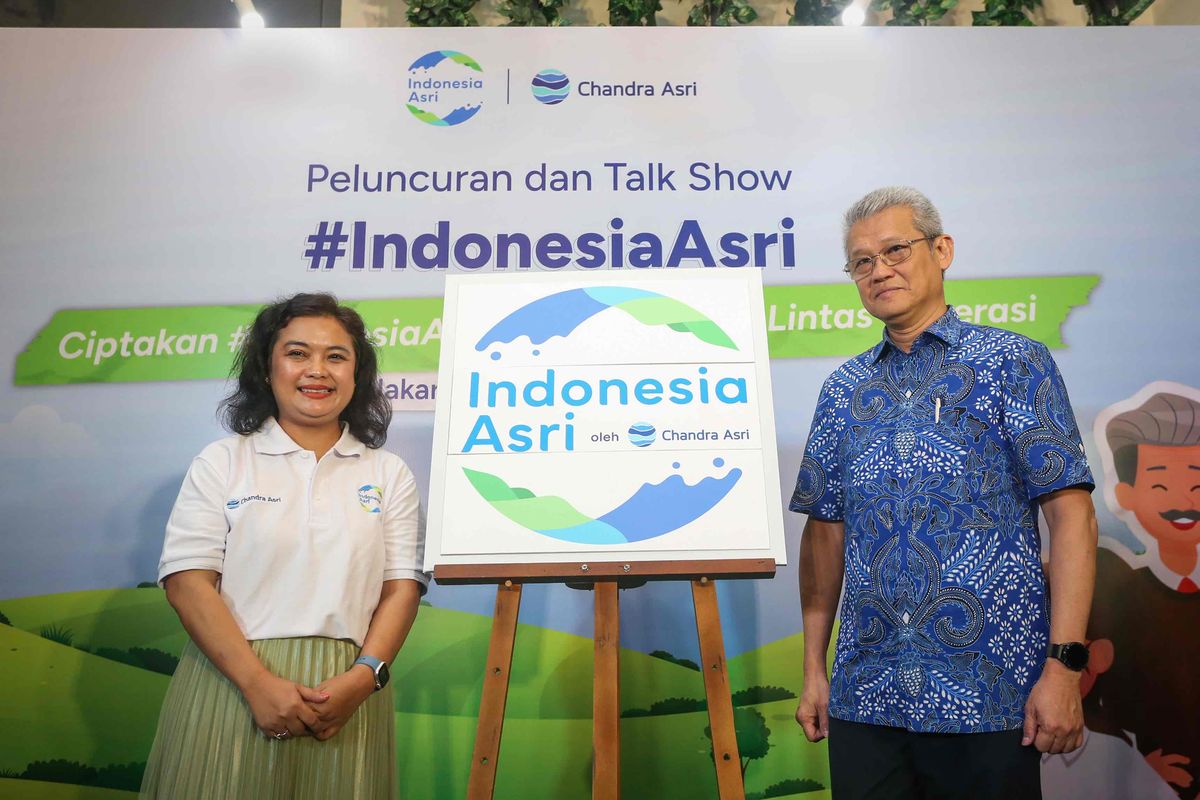 Human Resources & Corporate Affairs Director of Chandra Asri Suryandi (kanan) bersama Head of Corporate Communication Chandra Asri, Chrysanthi Tarigan (kiri) melengkapi puzzle logo #IndonesiaAsri sebagai simbolis peluncuran kampanye tentang ajakan menerapkan gaya hidup yang prioritaskan lingkungan di masyarakat di Jakarta, Kamis (23/11/2023).