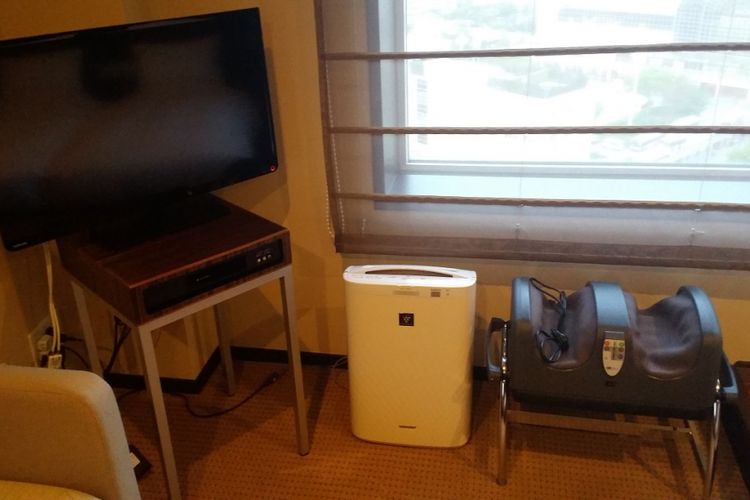 Alat elektronik pemijat kaki untuk membuat tubuh terasa lebih bugar yang disediakan bagi tamu di setiap kamar Urayasu Brighton Hotel Tokyo Bay.