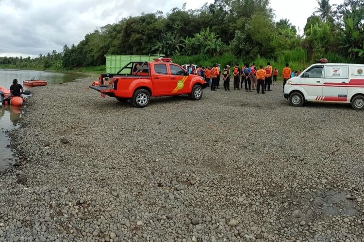 Tim SAR gabungan melakukan operasi pencarian Sutrisno (40) warga Grumbul Pegaden RT 2 RW 4 Desa Srowot, Kecamatan Kalibagor, Kabupaten Banyumas, Jawa Tengah yang dilaporkan hanyut di Sungai Serayu, Rabu (6/10/2021).