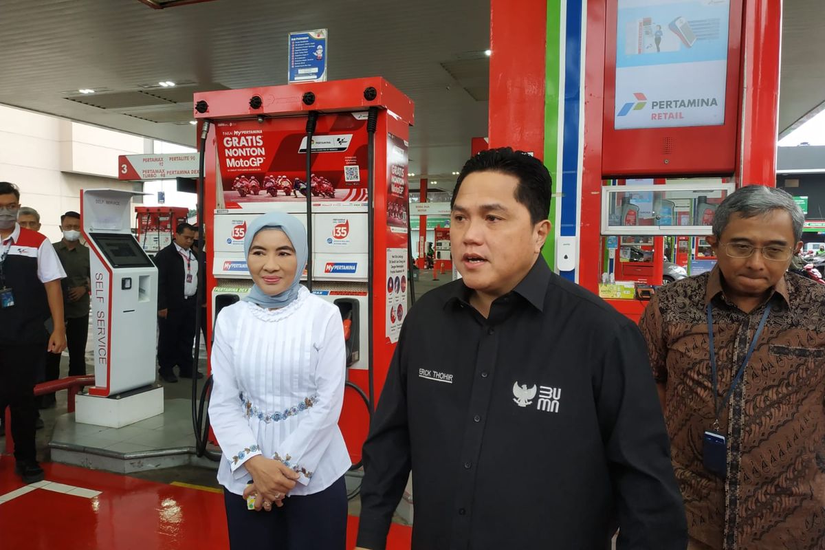 Menteri BUMN Erick Thohir bersama Direktur Utama PT Pertamina Nicke Widyawati di SPBU Pertamina Jalan MT Haryono, Tebet, Jakarta, Selasa (3/1/2023).