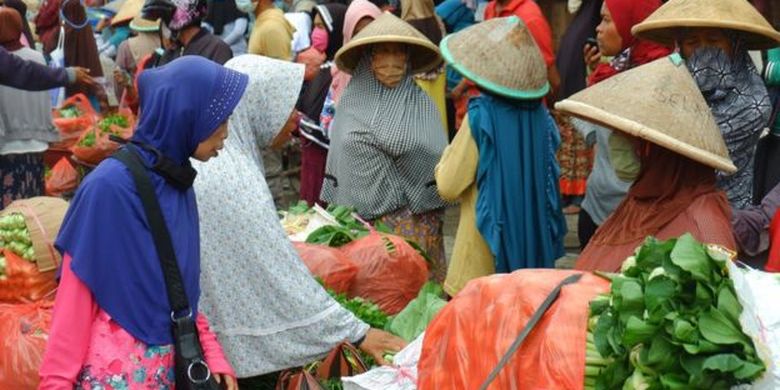 Aktivitas salah satu sentra pasar sayur di Sumatera Barat yang masih ramai seperti biasa, walaupun pada masa pandemi Covid-19 dan PSBB tahap dua (09/05). 