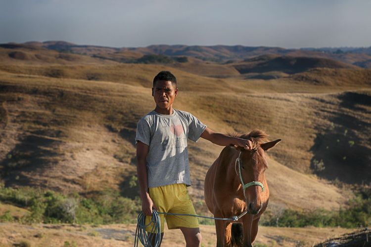 Penyewaan kuda di Bukit Wairinding, Waingapu, Sumba Timur, Kamis (11/07/2019).  Bukit Wairinding menjadi salah satu daya tarik destinasi wisata di Sumba Timur.