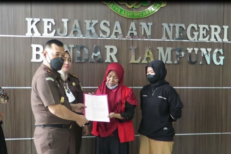 Suhaebah, tersangka kasus penadahan perhiasan emas hasil curian menerima berkas penghentian penuntutan dari Kejari Bandar Lampung, Rabu (27/7/2022). Tersangka dibebaskan dari tuntutan dengan sistem keadilan restoratif.