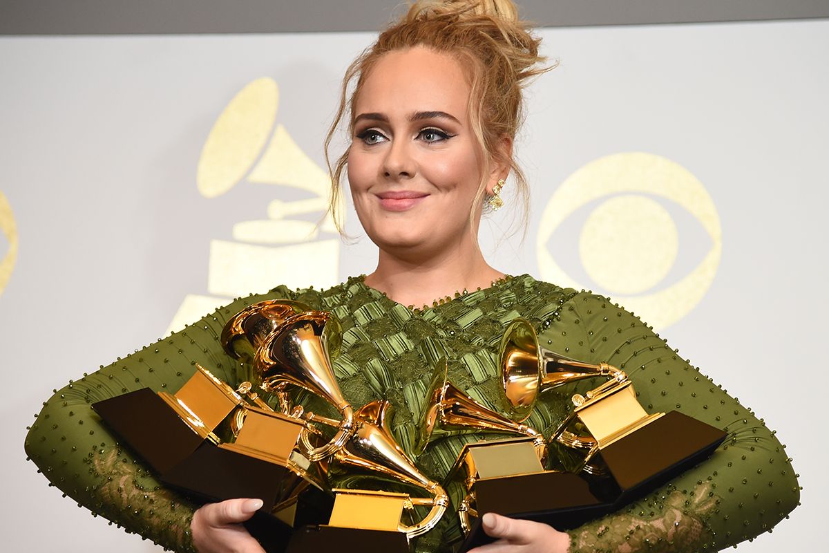 Adele berpose dengan lima trofi yang diraihnya, termasuk atas penghargaan Grammy Album dan Record of the Year untuk singel Hello dan album 25, pada perhelatan Grammy Awards 2017 di Staples Center, Los Angeles, California, AS, Minggu (12/2/2017).