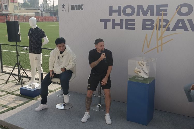 Pesepak bola Indonesia, Marc Klok, berpose dengan sepatu sepak bola hasil kolaborasi khusus bersama Mills dalam acara launching bertajuk Home of the Brave di Bekasi pada Minggu (3/9/2023) pagi WIB.