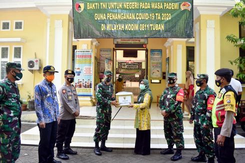 TNI AD Serahkan Bantuan APD untuk Tenaga Medis yang Rentan Terpapar Corona di Tuban