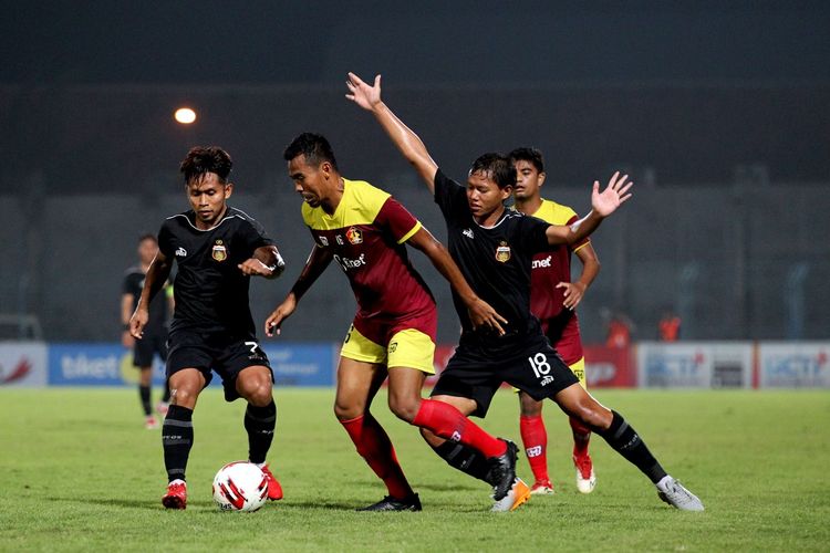 Pertandingan Persik vs Bhayangkara yang berlangsung pada laga terakhir penyisihan Grup A, Piala Gubernur Jawa Timur 2020, di Stadion Gelora Bangkalan, Jumat (14/2/2020).