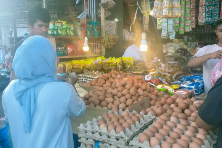 Minyak goreng di Pasar Mardika Ambon dijual pedagang dengan harga Rp 28.000 per liter, Selasa (30/3/2022)