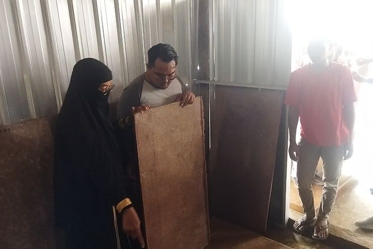 Owner CV Bina Usaha Mandiri Siti Aminah menunjukkan material dengan tampilan yang menyerupai marmer hasil pengolahan dari botol Yakult bekas di Nogosari, Boyolali, Kamis (7/2/2024).