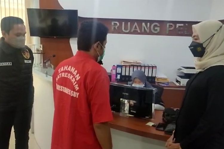 Seorang pria di Surabaya, Jawa Timur, berinisial MDK (29), ditangkap Satreskrim Polrestabes Surabaya karena mencoba memperkosa istri temannya sendiri.