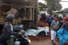 Kondisi Mobil Sigra Remuk Setelah Tertimpa Truk Tanah di Tangerang