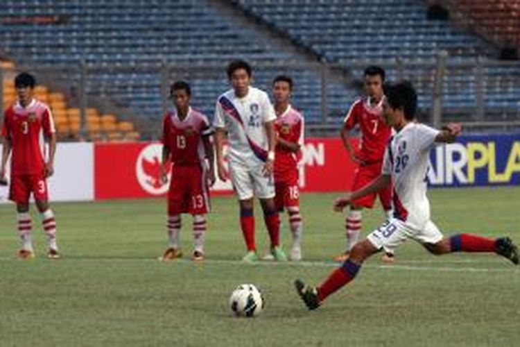 Pemain Korea Selatan Lee Jeongbin (kanan) saat mengeksekusi tendangan penalti ke gawang Laos, dalam pertandingan di Stadion Utama Gelora Bung Karno, Jakarta, Kamis (10/10/2013). Korsel menang 5-1. Timnas Indonesia selaku tuan rumah, bersama Korea Selatan, Laos dan Filipina tergabung dalam Grup G babak kualifikasi Piala Asia U-19. 