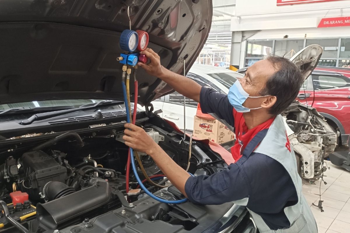 Ilustrasi cek refrigeran ac mobil