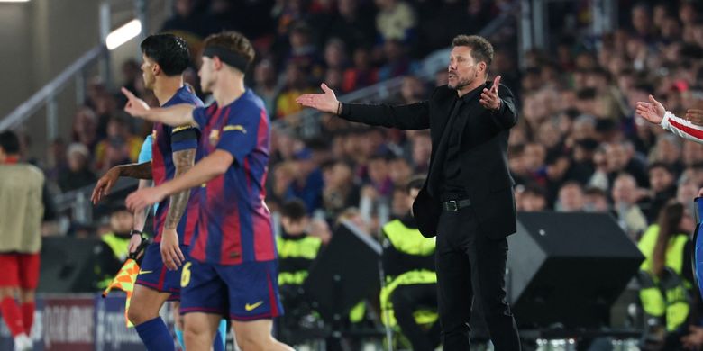 Gestur pelatih Atletico Madrid, Diego Simeone, pada laga leg pertama perempat final Liga Champions UEFA antara FC Barcelona dan Club Atletico de Madrid di Stadion Camp Nou di Barcelona pada 8 April 2026.