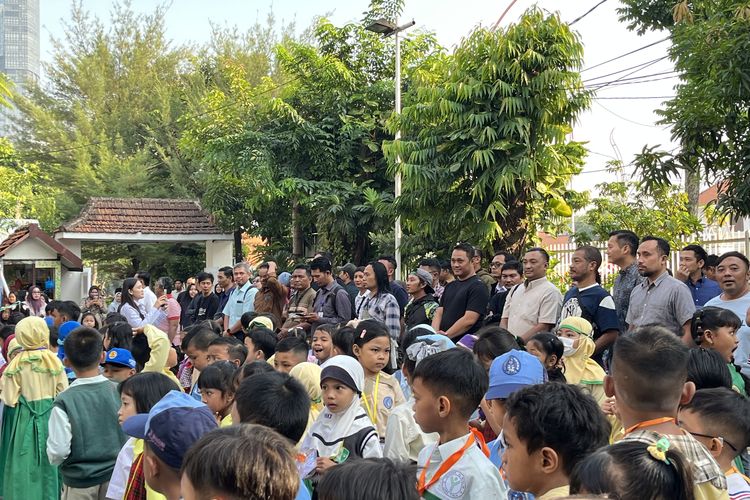 Barisan Ayah Antarkan Anak MPLS di Surabaya, Rela Izin Kerja Setengah Hari