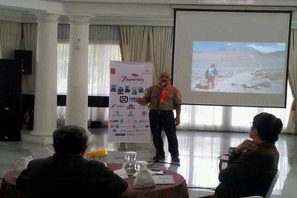 Abah Iwan memberikan pemaparan di depan Gubernur Jabar, Ahmad Heryawan.