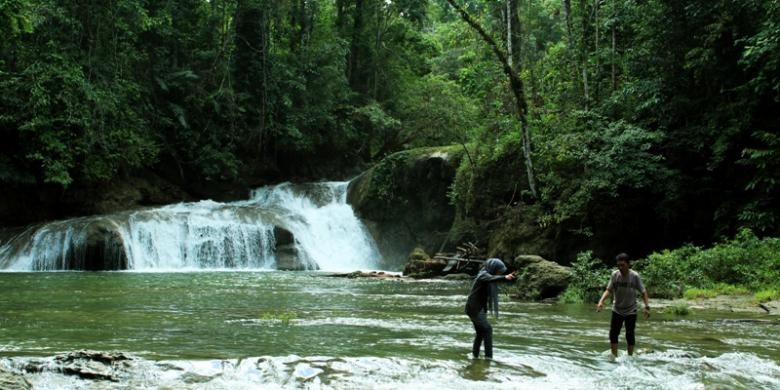 Air Terjun Kalata yang berada di Desa Wolowa Baru, Kecamatan Wolowa, Kabupaten Buton, Sulawesi Tenggara merupakan daerah wisata yang diandalkan pemerintah daerah setempat. Air terjun ini menjadi daerah wisata favorit bagi warga.