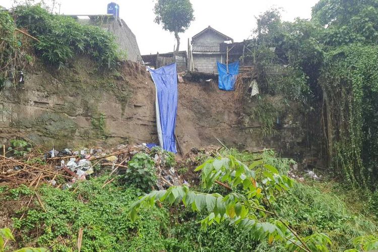 lokasi longsor di Bener Kota Yogyakarta yang ditutupi terpal cegah air mengegrus tanah, Selasa (18/10/2022)