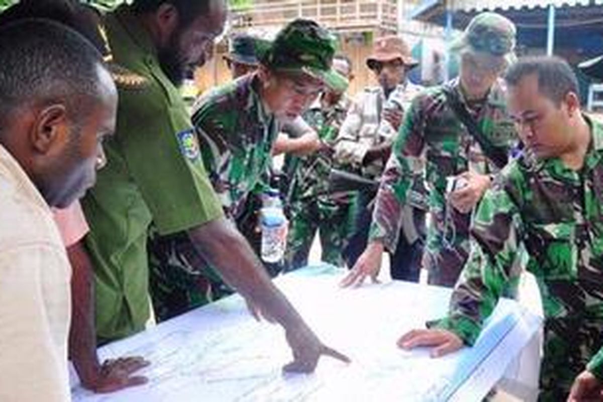 Tim survei dari Unit Percepatan Pembangunan Papua dan Papua Barat (UP4B), Dinas Pekerjaan Umum Kabupaten Mamberamo Raya, Papua, serta anggota TNI dari Direktorat Zeni Angkatan Darat, sedang menyusun rencana pembukaan jalan di Distrik Mamberamo Hilir, Kabupaten Mamberamo Raya, pada pekan lalu.     