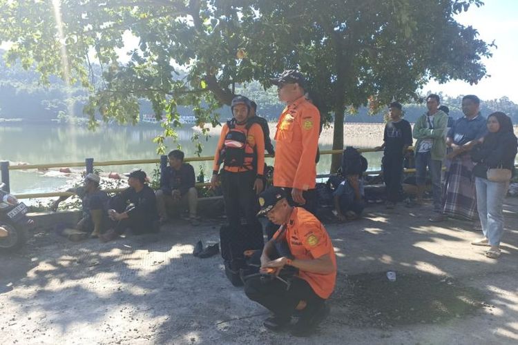 Cari Pelajar Terseret Air Bah di Air Terjun Temburun Nanas, Tim SAR Pakai Drone