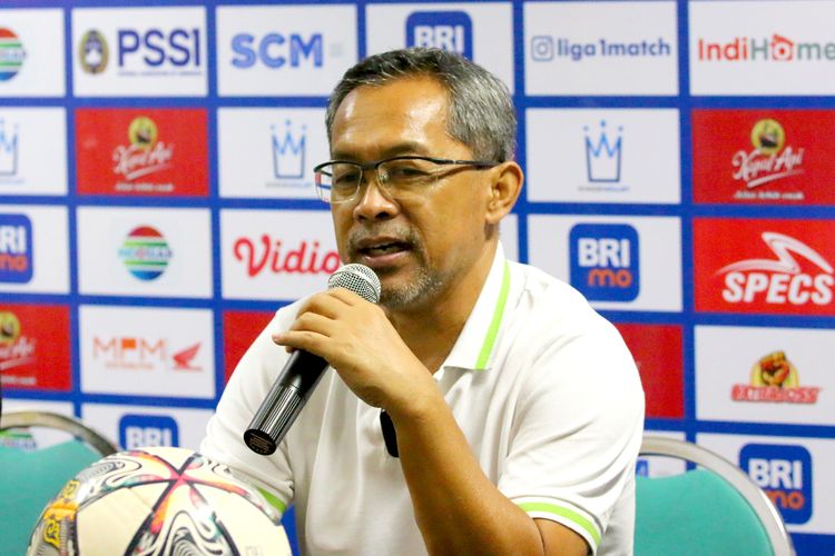 Pelatih Persebaya Surabaya selama Liga 1 2022-2023, Aji Santoso.