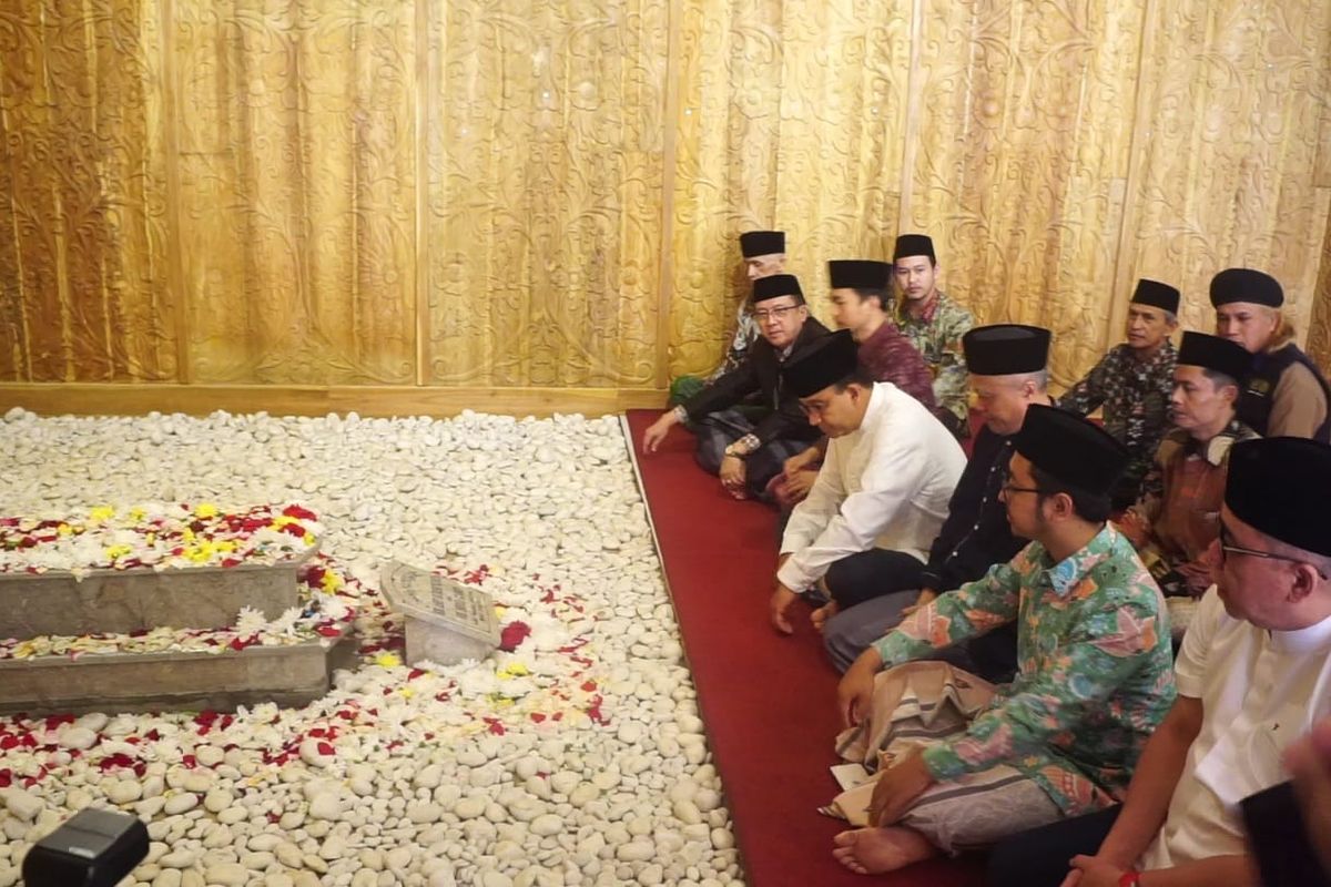 Bakal calon presiden (Bacapres) dari Koalisi Perubahan untuk Persatuan Anies Baswedan berziarah dan menyambangi sebuah pondok pesantren di Kecamatan Cihampelas, Kabupaten Bandung Barat (KBB), Jawa Barat pada Minggu (8/10/2023).