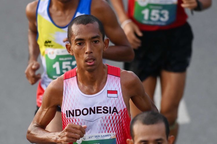 Pelari Indonesia Agus Prayogo (tengah) beradu cepat dengan lawan-lawannya pada perlombaan nomor lari maraton putra SEA Games Vietnam 2021 di Stadion Nasional My Dinh, Hanoi, Vietnam, Kamis (19/5/2022). Agus meraih medali perak setelah menempuh jarak 42 kilometer dan finis kedua dengan catatan waktu 2 jam 25 menit 38 detik.