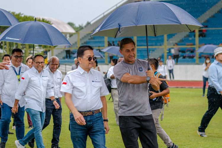 Presiden Direktur PT Freeport Indonesia, Tony Wenas, dan Direktur Papua Football Academy, Wolfgang Pikal, berbincang di lapangan Mimika Sports Complex pada Kamis (6/4/2023).