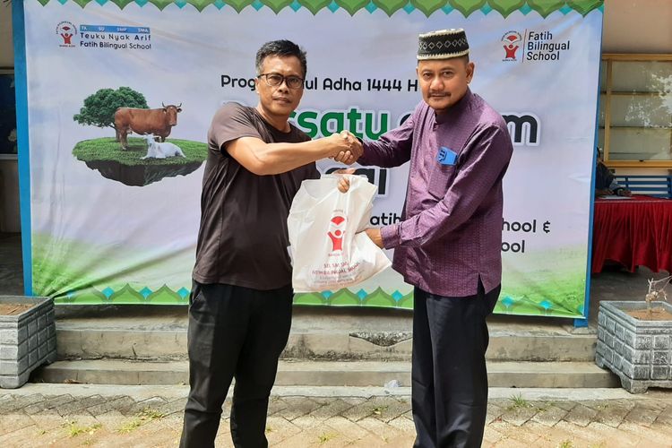 Fatih Bilingual School bersama Teuku Nyak Arif Bilingual School mengadakan kegiatan kurban bertemakan Bersatu dalam Berbagi (29/6/2023).