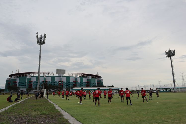 Persebaya Surabaya latihan perdana jelang persiapan Liga 1 2022 di Lapangan ABC Stadion Gelora Bung Tomo Surabaya, Senin (9/5/2022) sore.