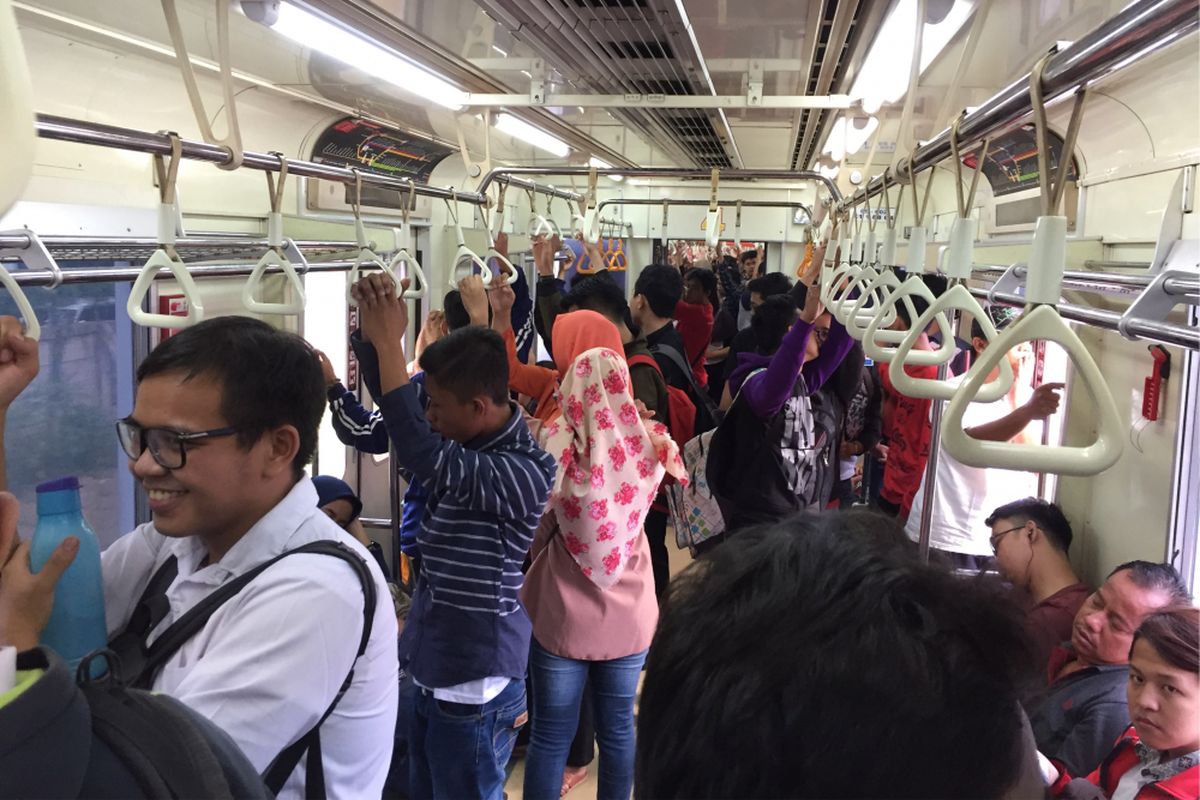 Keramaian penumpang KRL commuter line di peron Stasiun Duri, Jakarta Barat, Kamis (17/8/2017). Perjalanan gratis ini diberlakukan dalam rangka merayakan Hari Kemerdekaan ke-72 Republik Indonesia.