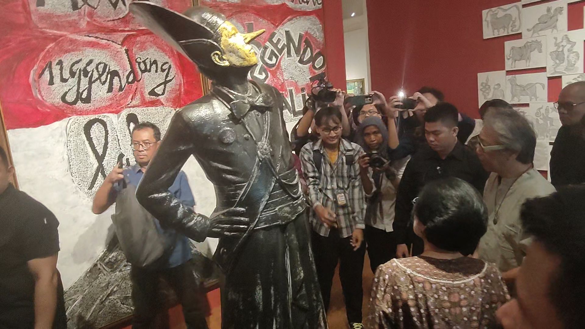 Megawati Kunjungi Pameran Butet, Patung Pria Kurus Hidung Panjang Jadi Perhatian