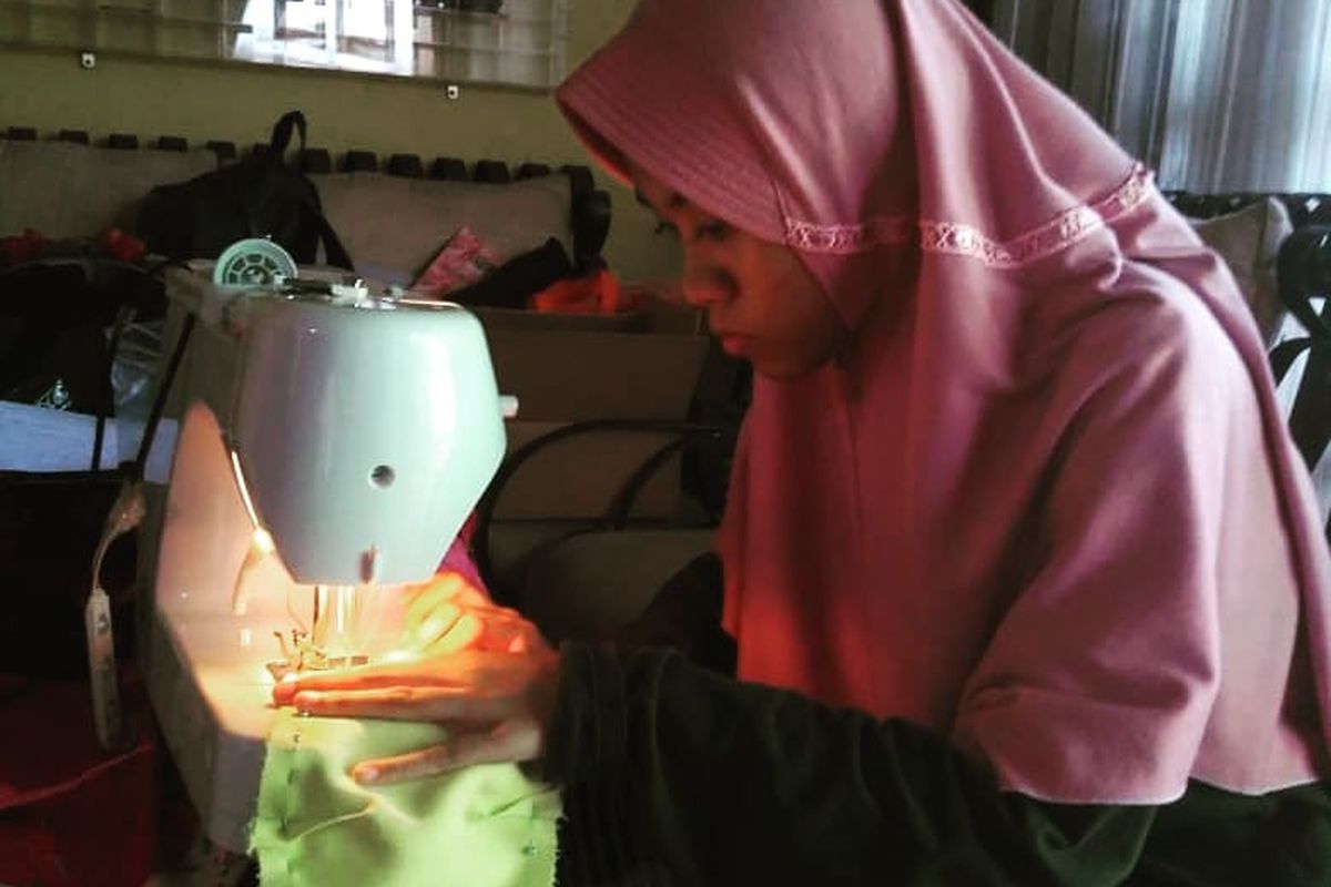 Siswa disabilitas di Jakarta membuat masker kain untuk disumbangkan untuk tenaga non medis.