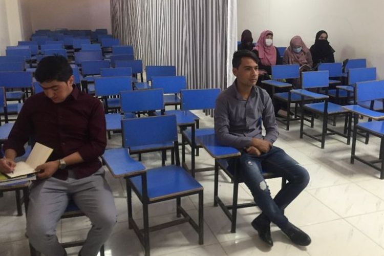 Mahasiswa laki-laki dan perempuan di Afghanistan dipisahkan dengan tirai.