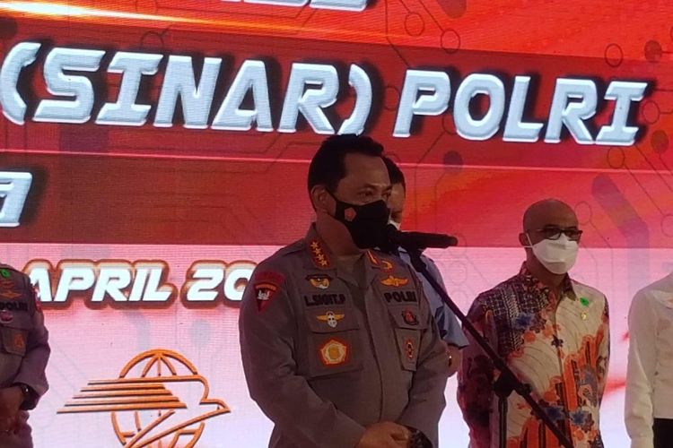 Kapolri Jenderal Pol Listyo Sigit resmi meluncurkan aplikasi pembuatan dan perpanjangan SIM daring, yakni SINAR atau SIM Nasional Presisi, di SATPAS SIM Daan Mogot, Jakarta Barat, pada Selasa (13/4/2021).
