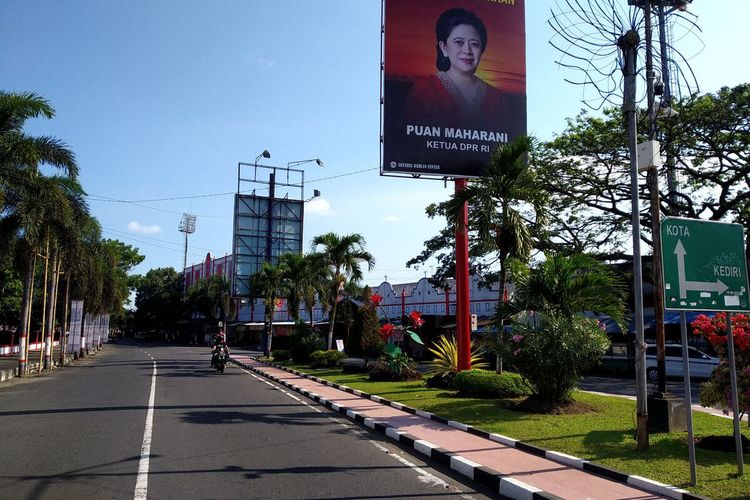 Baliho bergambar Puan Maharani di Jalan Wahidin, Kota Blitar, Senin (16/8/2021)