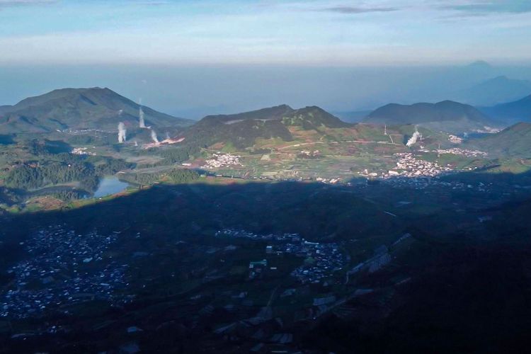 Dataran Tinggi Dieng dilihat dari Gunung Prau.