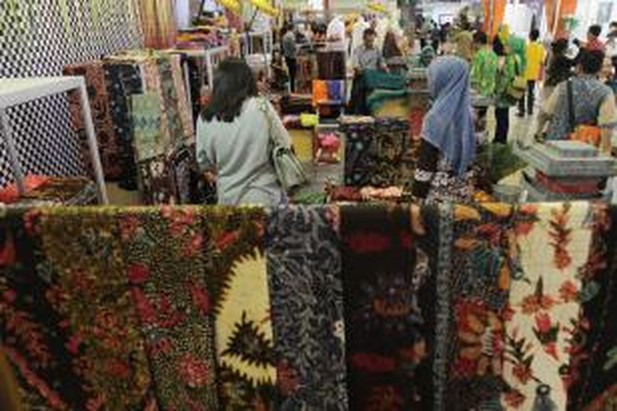 Berbagai jenis produk kerajinan ditampilkan pada pameran Jakarta International Handicraft Trade Fair atau Inacraft 2015, di JCC Senayan Jakarta Pusat, Rabu (8/4/2015). Pameran tahunan ini menampilkan hasil-hasil kerajinan dari seluruh Indonesia. Melalui acara yang diadakan hingga 12 April mendatang ini, panitia pameran menargetkan transaksi mencapai Rp 127 miliar.