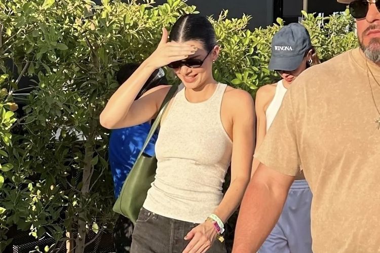 Kendall Jenner tampil kasual saat menghadiri Coachella 2025.