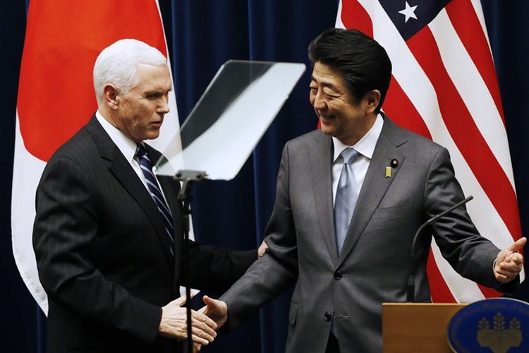 Wakil Presiden AS Mike Pence (kiri) berjabat tangan dengan Perdana Menteri Jepang Shinzo Abe usai pertemuan yang digelar di Tokyo, Rabu (7/2/2018).