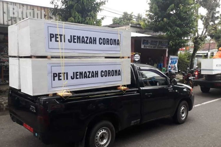 Peti jenazah corona diarak keliling kota untuk memperingatkan warga yang memadati pusat perbelanjaan di Banjarnegara, Jawa Tengah, Jumat (22/5/2020).