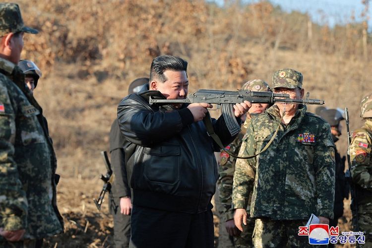 Gambar ini diambil pada 6 Maret 2024 dan dirilis oleh Kantor Berita Pusat Korea (KCNA) resmi Korea Utara pada tanggal 7 Maret menunjukkan pemimpin Korea Utara Kim Jong Un (tengah) sedang memeriksa pangkalan pelatihan operasional besar di wilayah barat Tentara Rakyat Korea ( KPA) di lokasi yang dirahasiakan di Korea Utara.